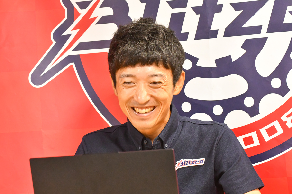 トークショーに登場した増田成幸が笑顔で質問に答える