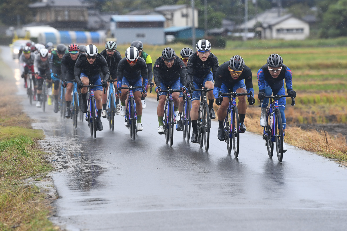 横風区間で斜めの隊列をつくる愛三工業レーシングチーム