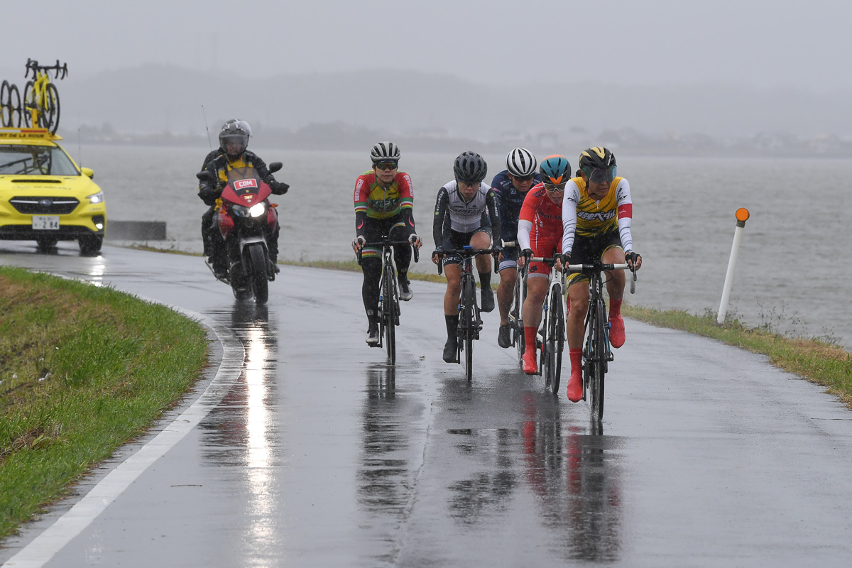 女子 唐見実世子(弱虫ペダルサイクリングチーム)を先頭に霞ヶ浦沿いを行く集団