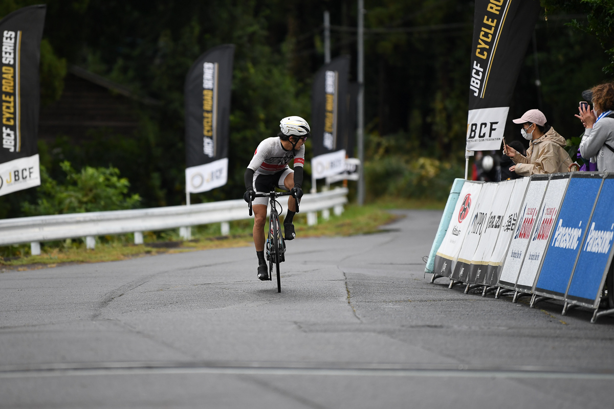 山本哲央(チームブリヂストンサイクリング)を振り切った入部正太朗(弱虫ペダルサイクリングチーム)が後方を確認する