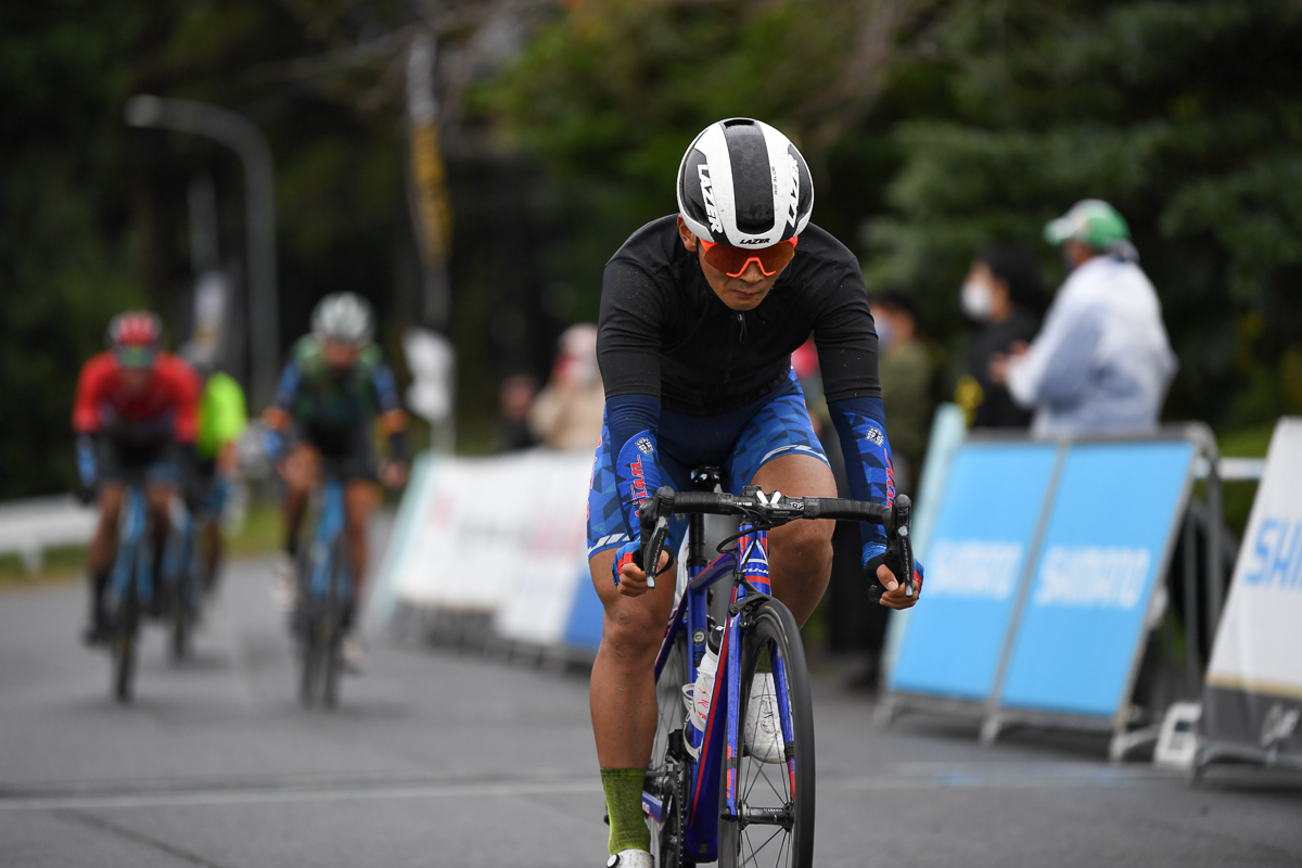 マトリックスパワータグのマークを従えて5位でフィニッシュする岡本隼(愛三工業レーシングチーム)