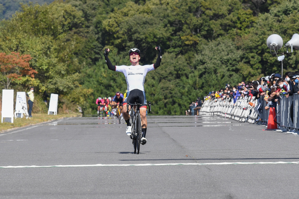 兒島直樹（TEAM BRIDGESTONE Cycling）がU23男子ロードレースを制覇