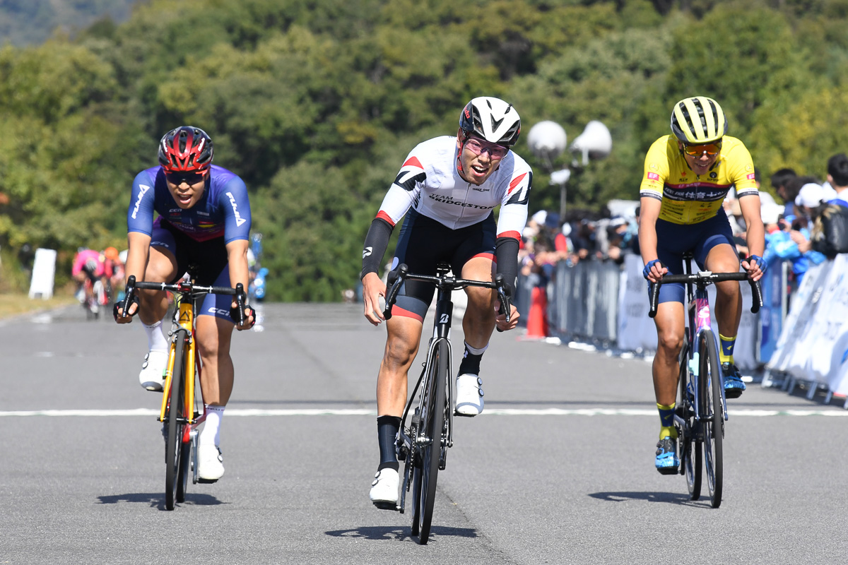 2位争いのスプリント勝負を制した山本哲夫（TEAM BRIDGESTONE Cycling）