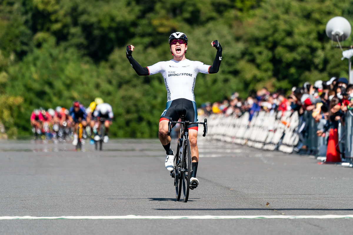 最終周回に独走を決め、勝利した兒島直樹(TEAM BRIDGESTONE Cycling)
