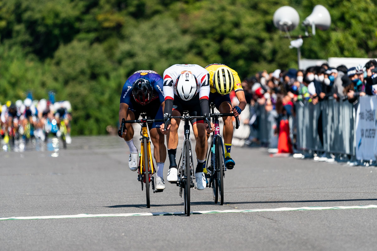 2位争いのスプリントもチームメイトの山本哲央(TEAM BRIDGESTONE Cycling)が制した