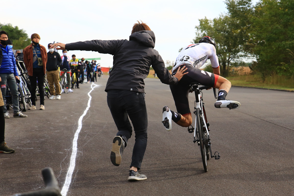 落車してバイクを壊し、シクロクロススタイルで交換して再走する沢田時(TEAM BRIDGESTONE Cycling)