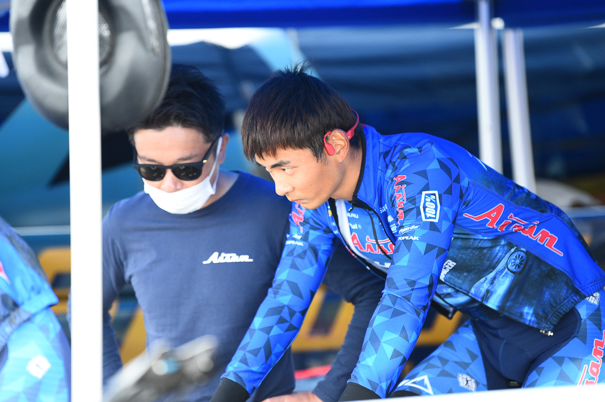 スタート前、2009年全日本勝者の西谷監督と話す岡本隼(愛三工業レーシングチーム)