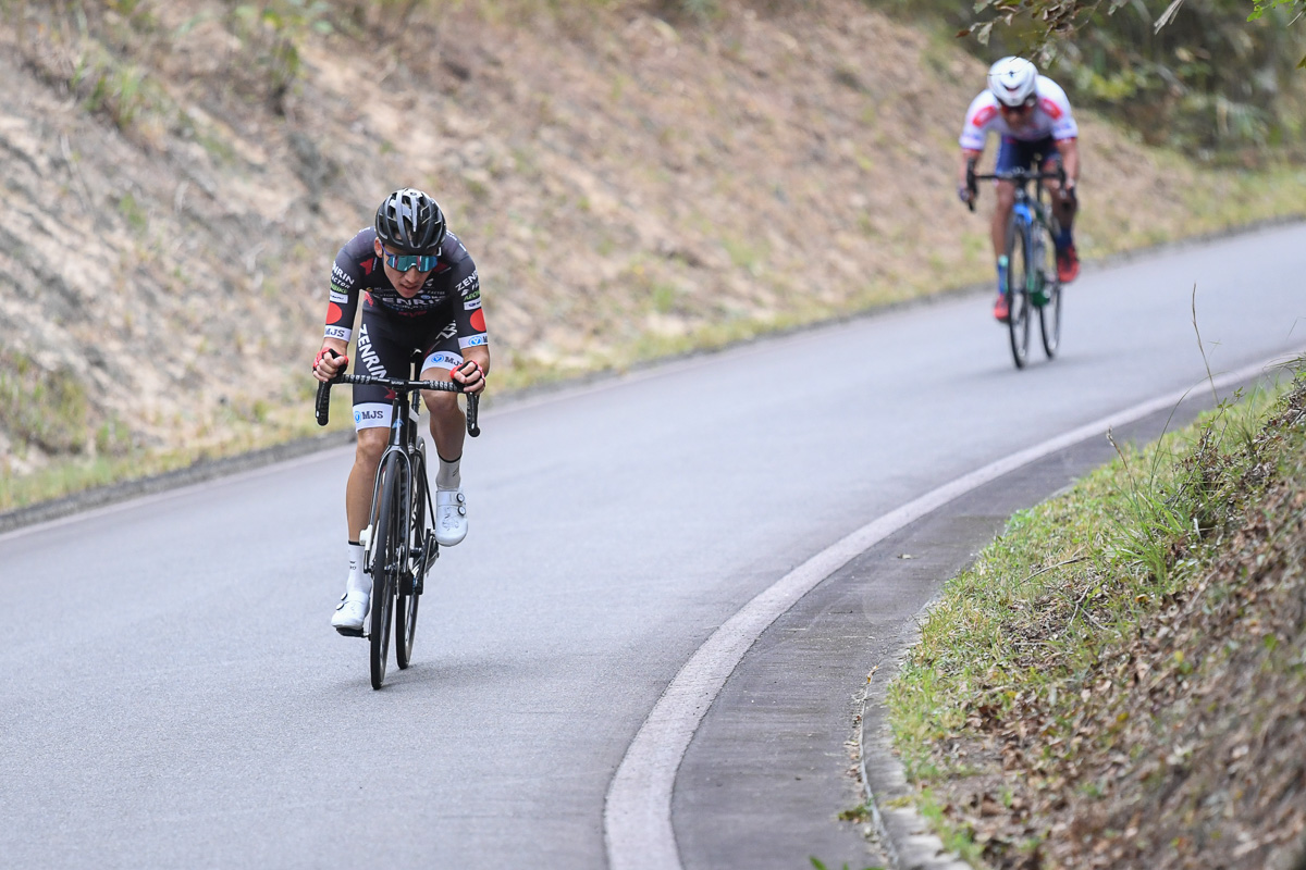 残り4km、小石祐馬（TeamUKYO SAGAMIHARA）と、山本大喜（KINAN Cycling Team）が抜け出すも決定打とならず