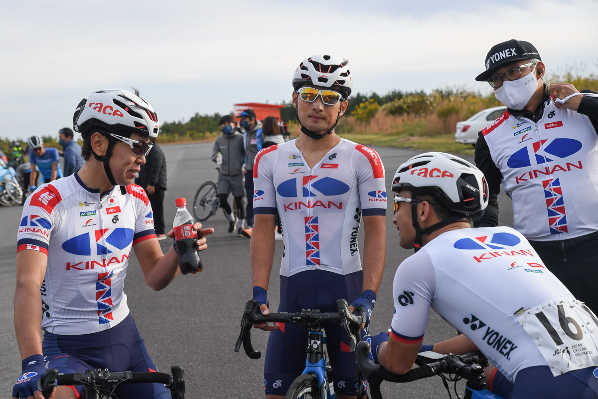 「勝てなかったのは自分の責任」と言う山本大喜(KINAN Cycling Team、写真中央)