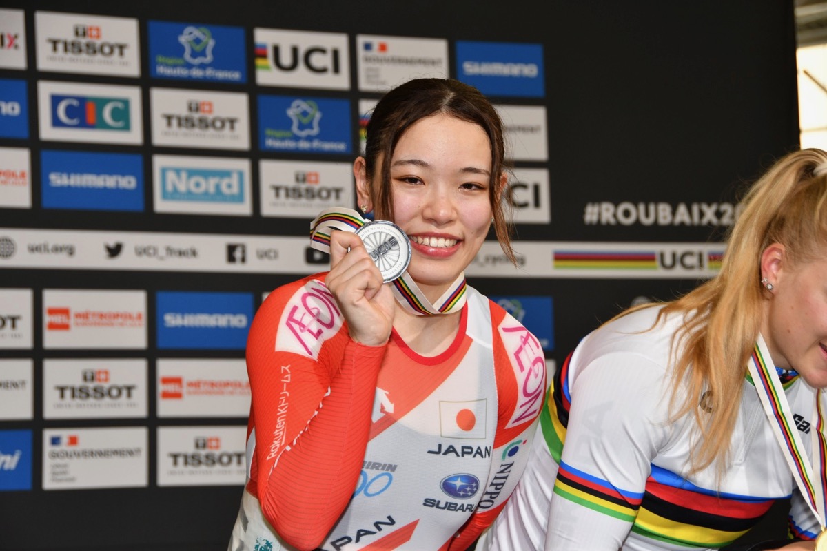 女子ケイリンで銀メダルを獲得した佐藤水菜(日本)