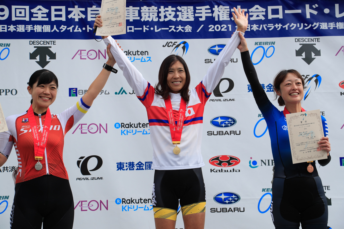 女子マスターズ 優勝唐見実世子（弱虫ペダル サイクリングチーム）、2位安藤沙弥（TeamSHIDO）、3位手塚悦子（IMEレーシング）