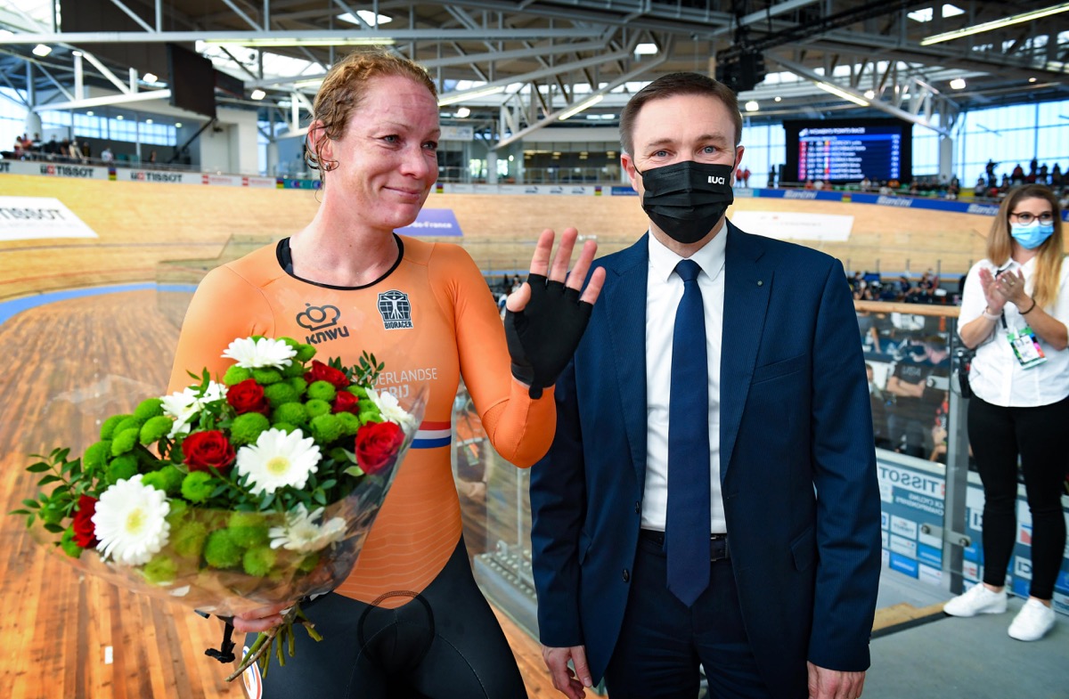 現役最終レースを3位で終え、ラパルティアンUCI会長から花束を受け取ったキルステン・ウィルト(オランダ)