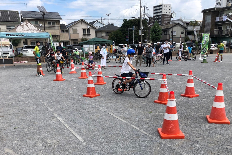 さいたまディレーブ選手と共に自転車の乗り方を練習