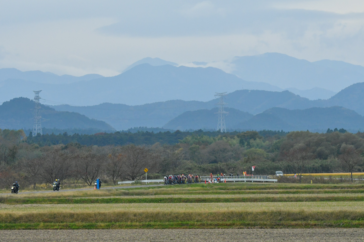 栃木県塩谷町での第8戦　稲刈りを終えた田園風景の中をプロトンが進む