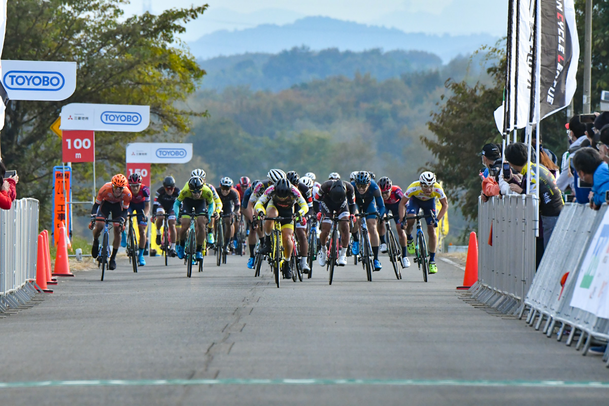 勝負は集団スプリントに