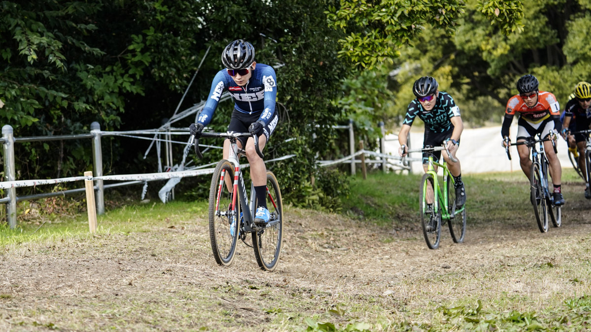 1周目の前半をトップで行く堀川滉太(NEBcycling)。腰山雅大(All-City Cycles / 662CCC)、川村誠(Team36隊)、村田憲治(岩井商会レーシング)を抑える