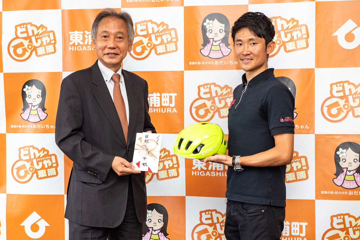 EFエデュケーション・NIPPOの中根英登とPOCが愛知県の保育園にヘルメットを寄贈