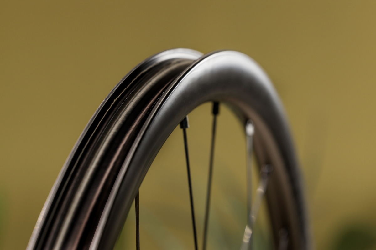フルクラム RAPID RED CARBON グラベル用ホイールラインアップに