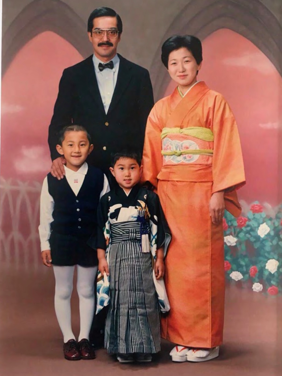 北海道十勝に生まれ育った山本幸平（手前中央）。両親と、兄の和弘さんと