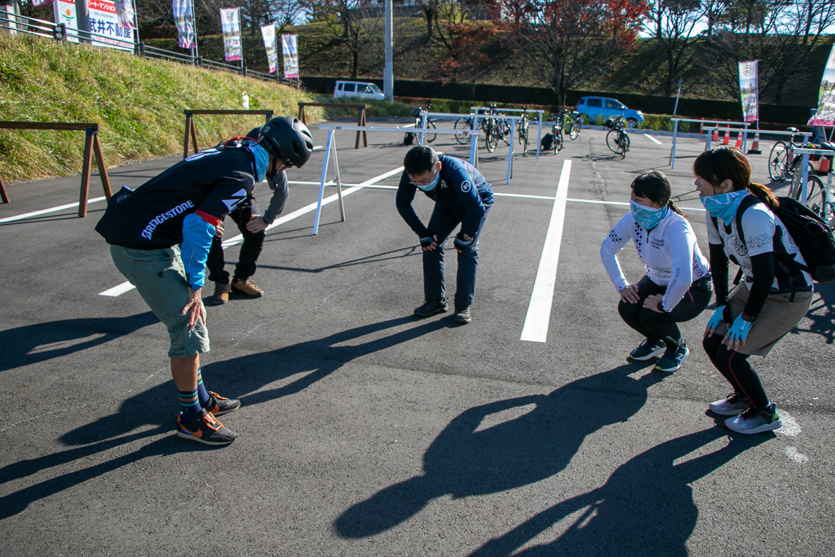 お尻が痛くなってきました、という声に応えて、ストレッチを実施中