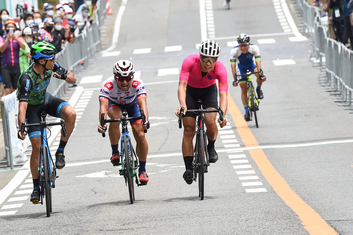 2021ツアー・オブ・ジャパン第2ステージで2位となった仮屋和駿(日本大学、左から3番目)