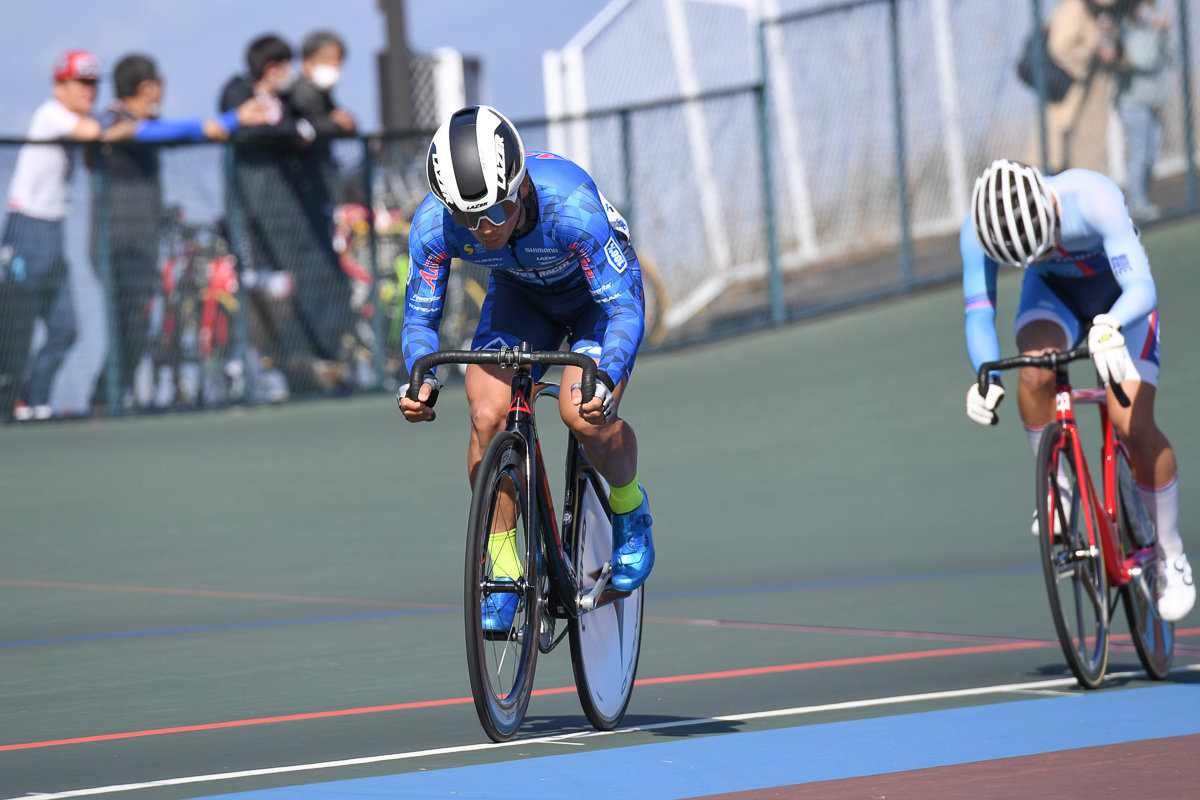 男子スクラッチ レース終盤単独で飛び出して逃げ切った岡本隼(愛三工業レーシングチーム)