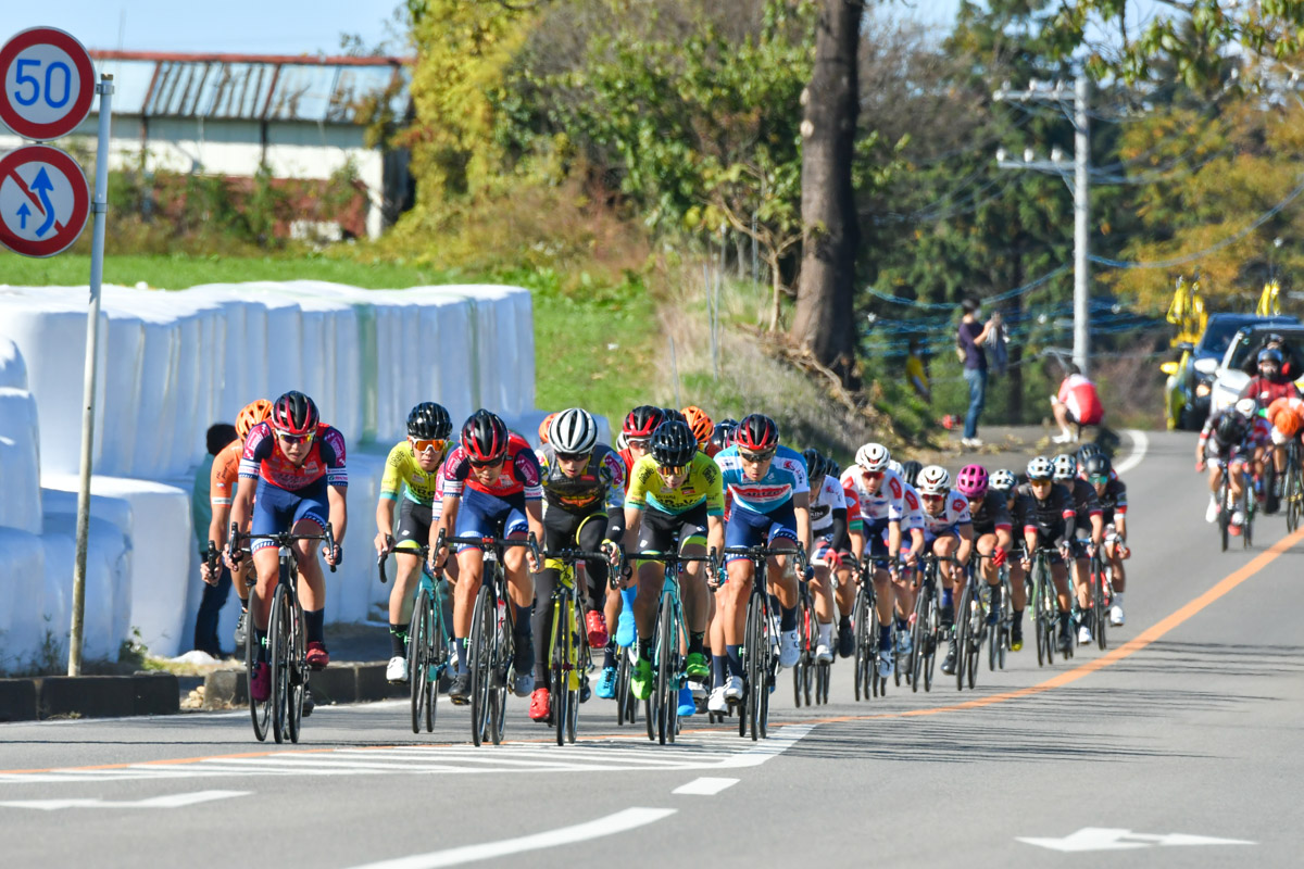 レース後半、宇都宮ブリッツェンを筆頭に逃げ集団とのタイム差を縮めに入る