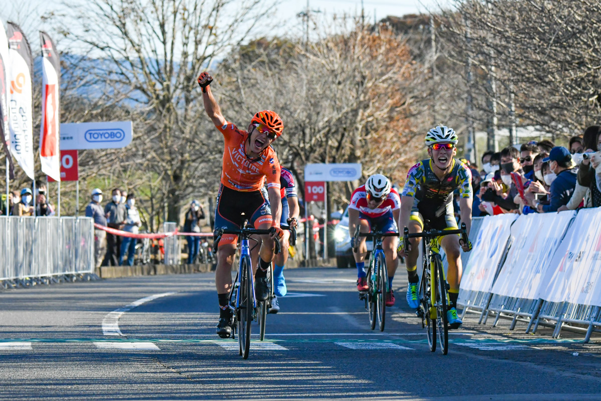 小集団のゴールスプリント勝負を制した阿曽圭佑(ヴィクトワール広島)がうれしい初勝利でチームにもJCL初勝利をもたらした