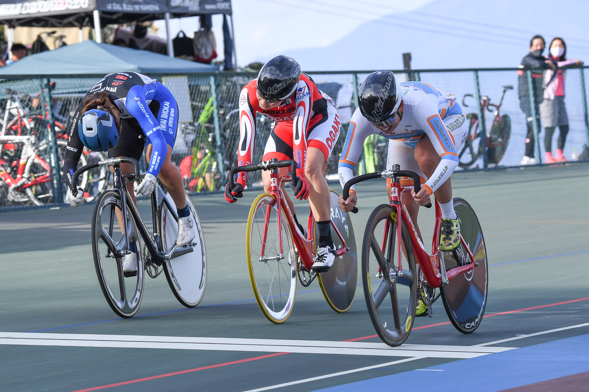 女子スクラッチ　僅差のスプリントを制したのは五味田奈穂（スミタ・エイダイ・パールイズミ・ラバネロ）