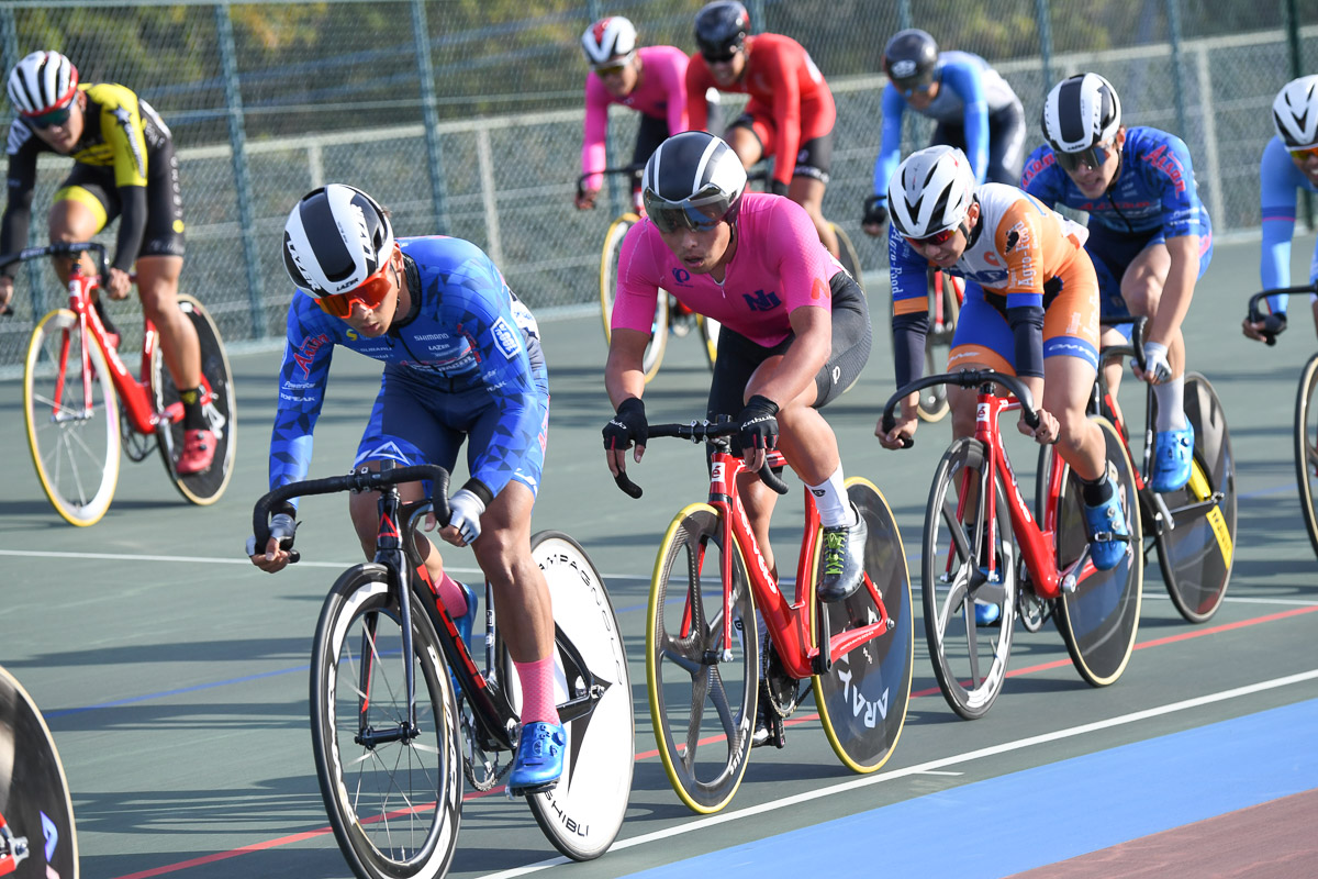 男子オムニアム　ポイントレース　総合首位の佐藤健（日本大学）が、総合2位の岡本隼（愛三工業レーシングチーム）の後ろにつける