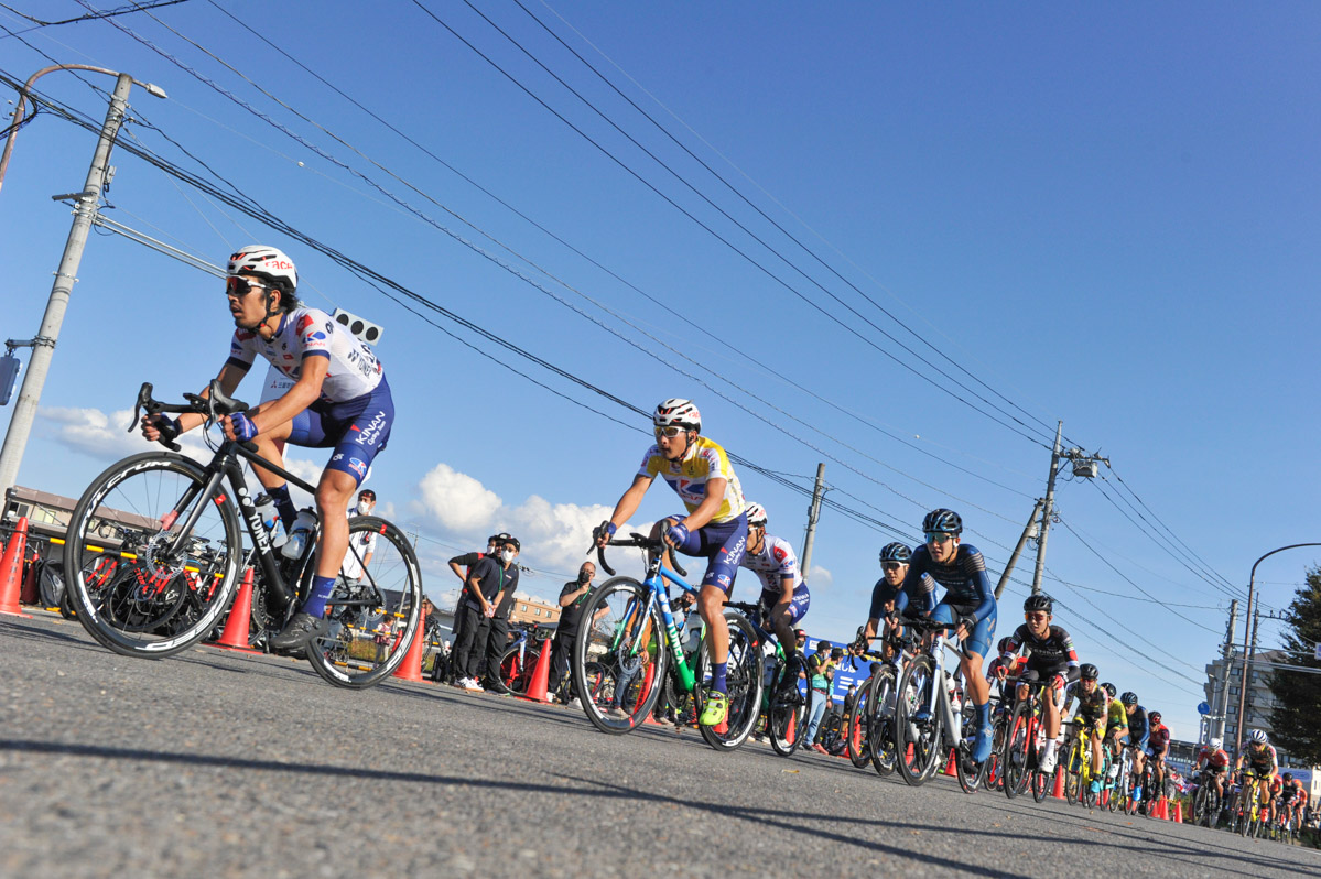 折り返しを過ぎても逃げが決まらずレースはハイペースのまま