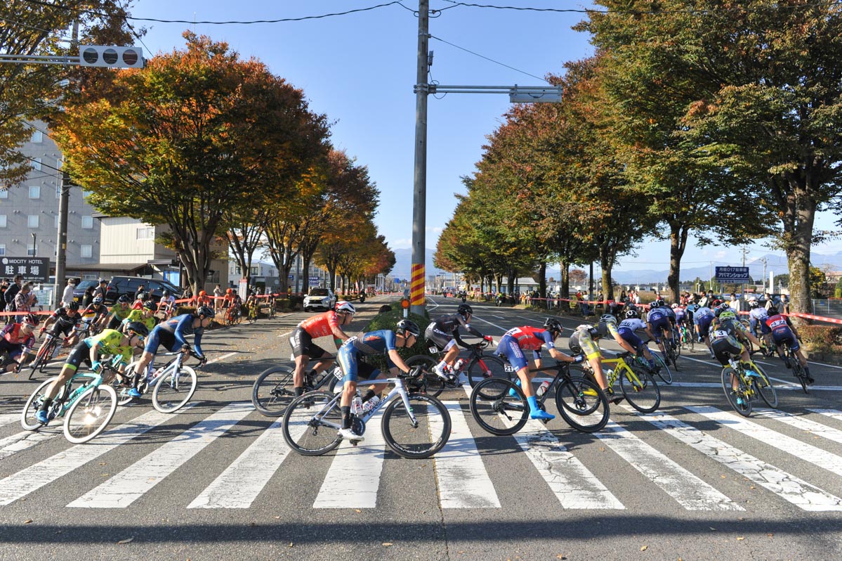 横浜の赤レンガ倉庫前でJCLチームによるエキシビジョンレースが開催される（写真は2021年JCL第10戦の那須塩原クリテリウム ）