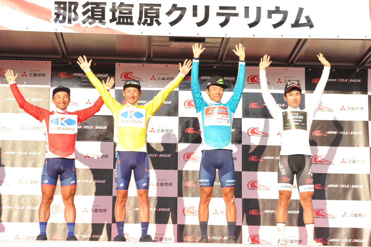 シーズン後半に続いた熱戦の中でジャージを守ったレッドジャージの山本元喜(キナンサイクリングチーム)、イエロージャージの山本大喜(キナンサイクリングチーム)、ブルージャージの小野寺玲(宇都宮ブリッツェン)、宇賀隆貴(チーム右京相模原)の4選手
