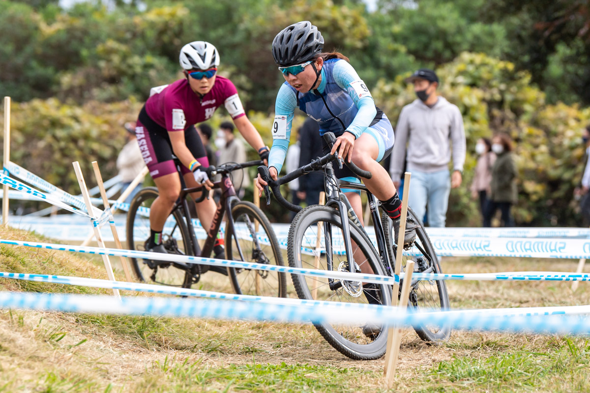 CL1をリードする福田咲絵(AX cyclocross team)と石田唯(早稲田大学)