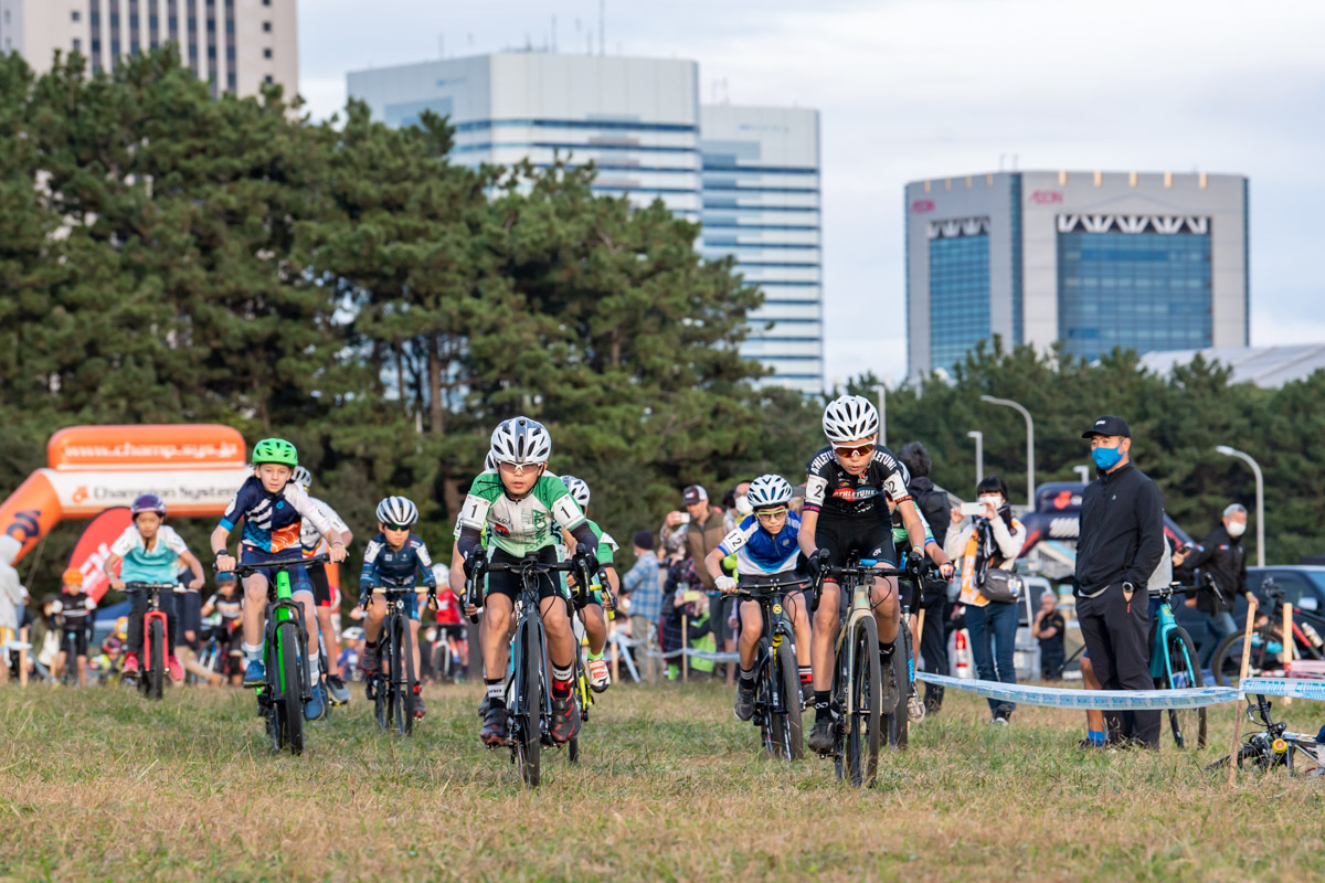 幕張新都心のオフィスビルを横目にレースが繰り広げられた
