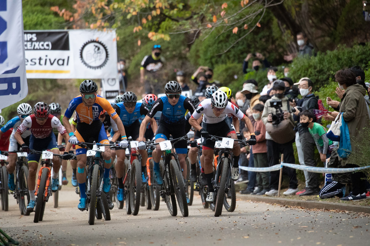 男子エリートは15時のスタート。沢田時（TEAM BRIDGESTONE Cycling）がホールショット