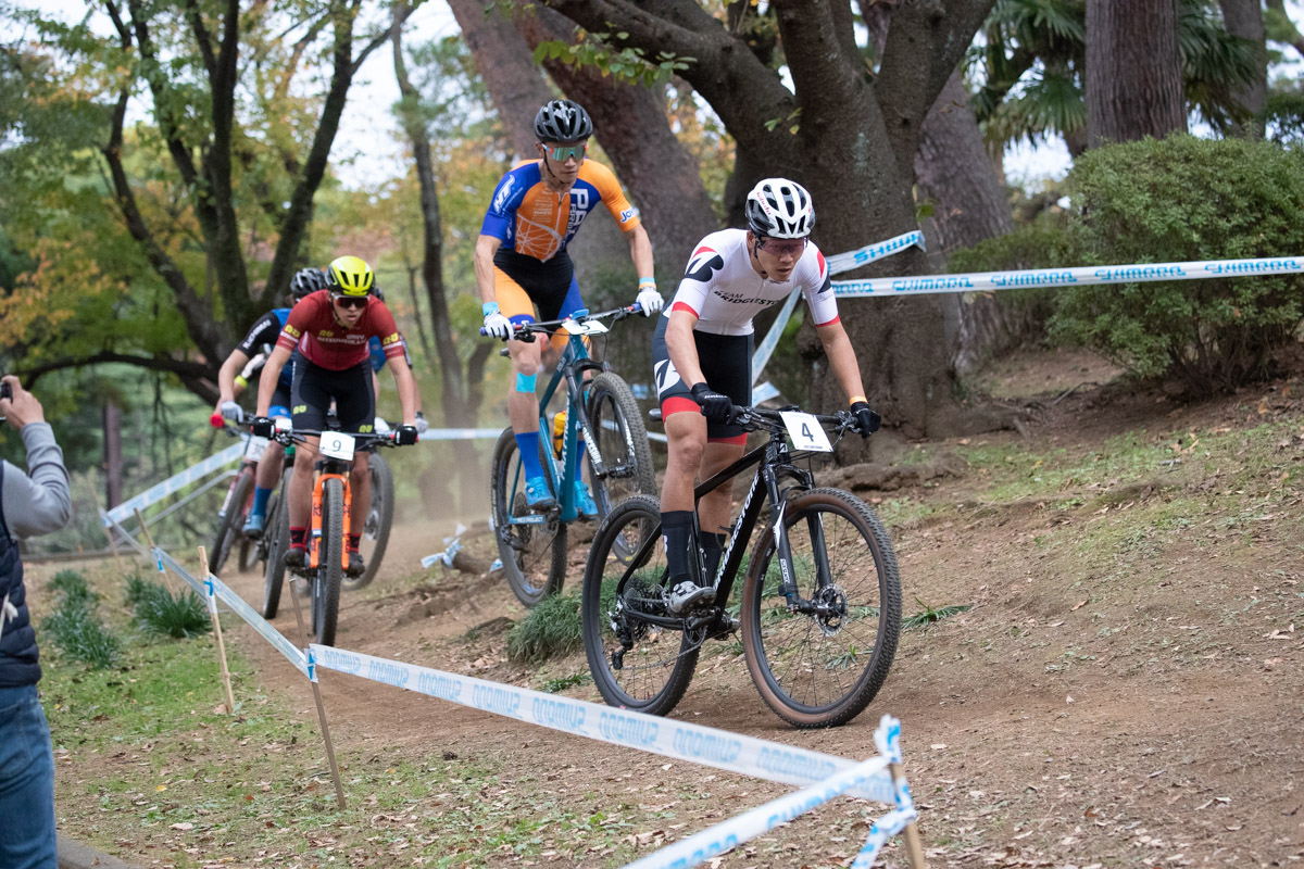 沢田時(TEAM BRIDGESTONE Cycling)を先頭に林間コースを行く