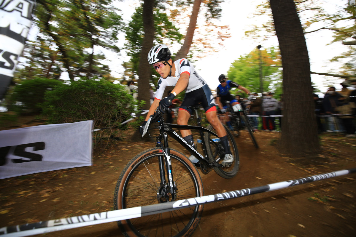 沢田時(TEAM BRIDGESTONE Cycling)が林間の激下りをこなす