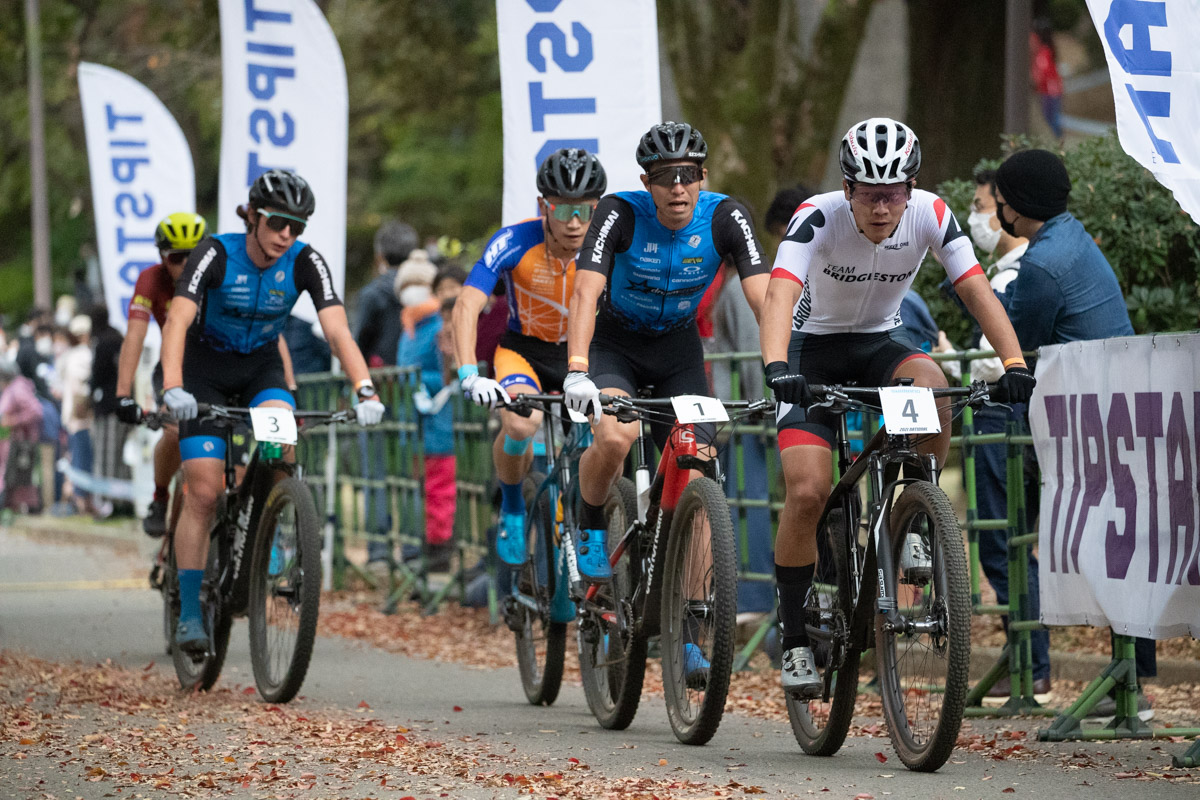 絞り込まれた5人の先頭パックを沢田時(TEAM BRIDGESTONE Cycling)が引く