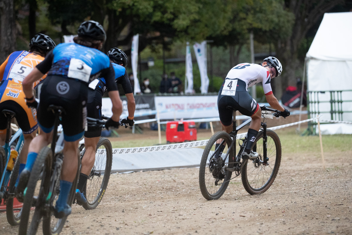 アタックを警戒する沢田時(TEAM BRIDGESTONE Cycling)後方を伺う