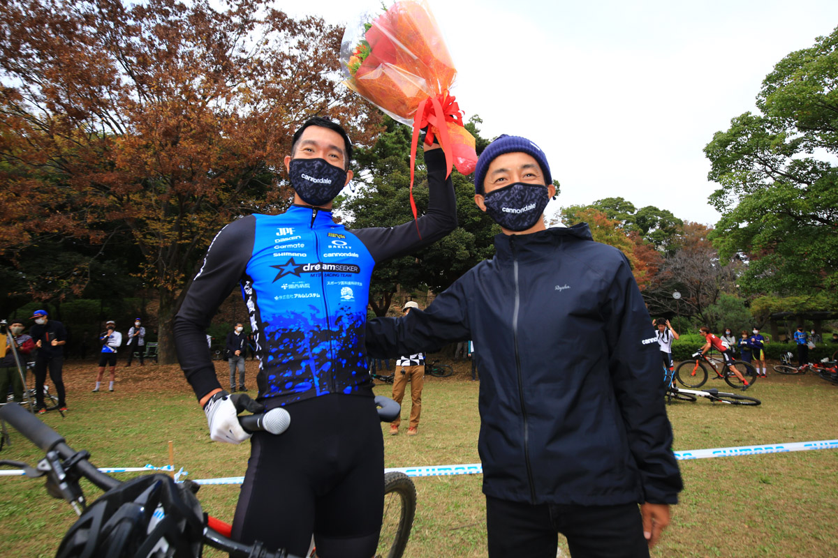 ラストレースを終えた山本幸平に兄の和広さんが花束を手渡す