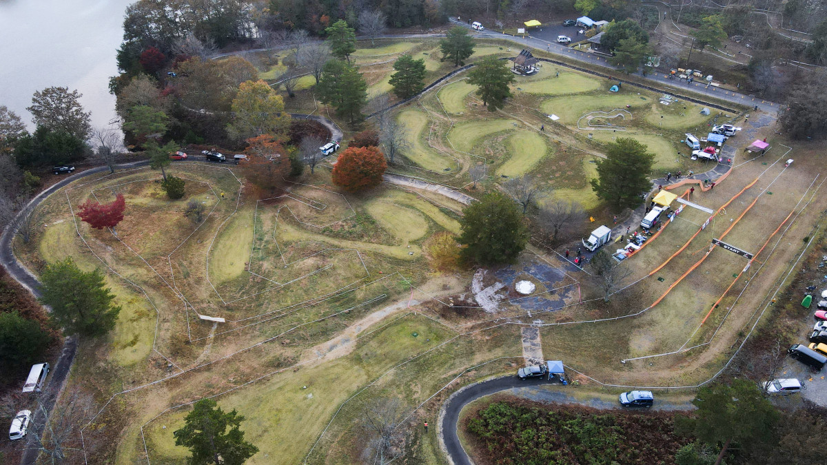 美山を流れる由良川の畔にあるパターゴルフ場内に設けられたコース