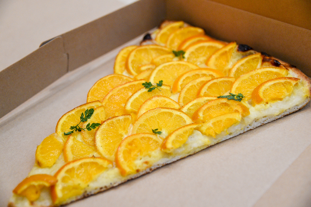 A4サイズよりも大きな箱に収まるNYスタイルのピザ「オレンジ」（800円）
