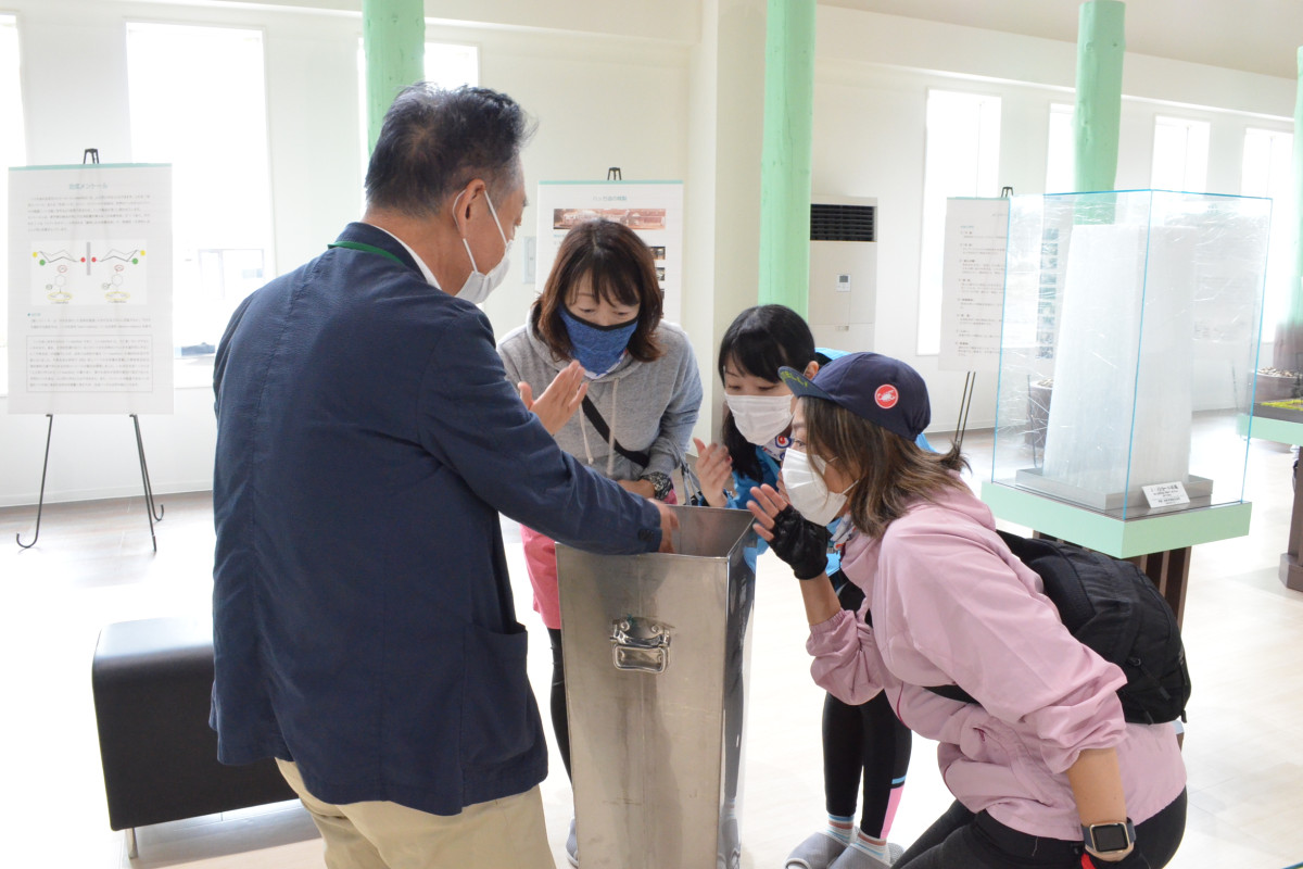 結晶缶の香りを嗅ぐ一同。2年前のものにもかかわらず、まだ強い清涼な香りが残っていた。