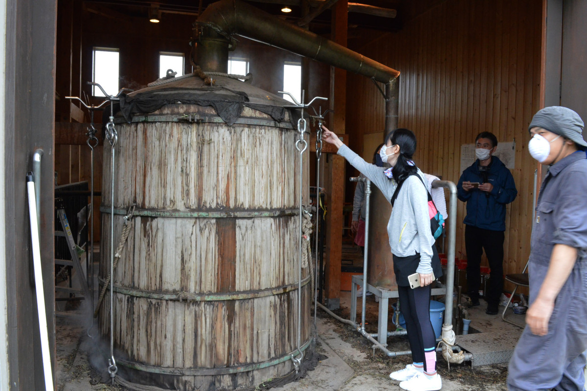 これが蒸留機だ!蒸気を上げて稼働する姿に興味津々>