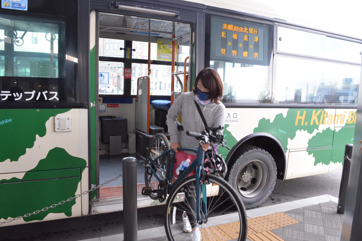 北見バスターミナルで自転車を下ろす