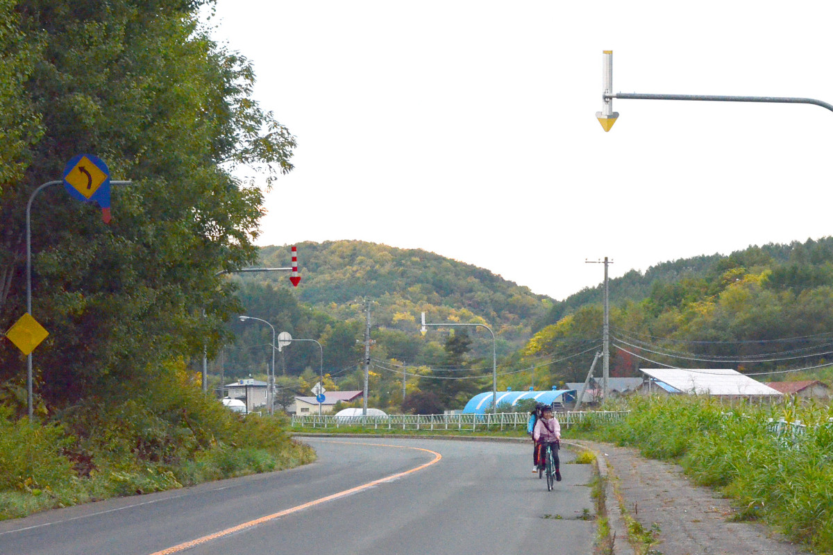 秋の景色の中、帰路を急ぐ二人。気温もじわじわと下がってきた