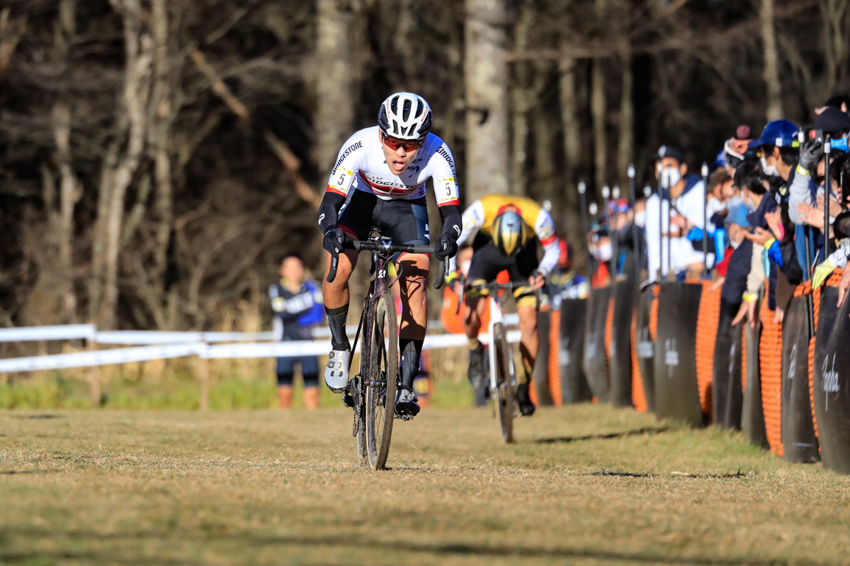 織田を突き放し、沢田時（TEAM BRIDGESTONE Cycling）がフィニッシュへ