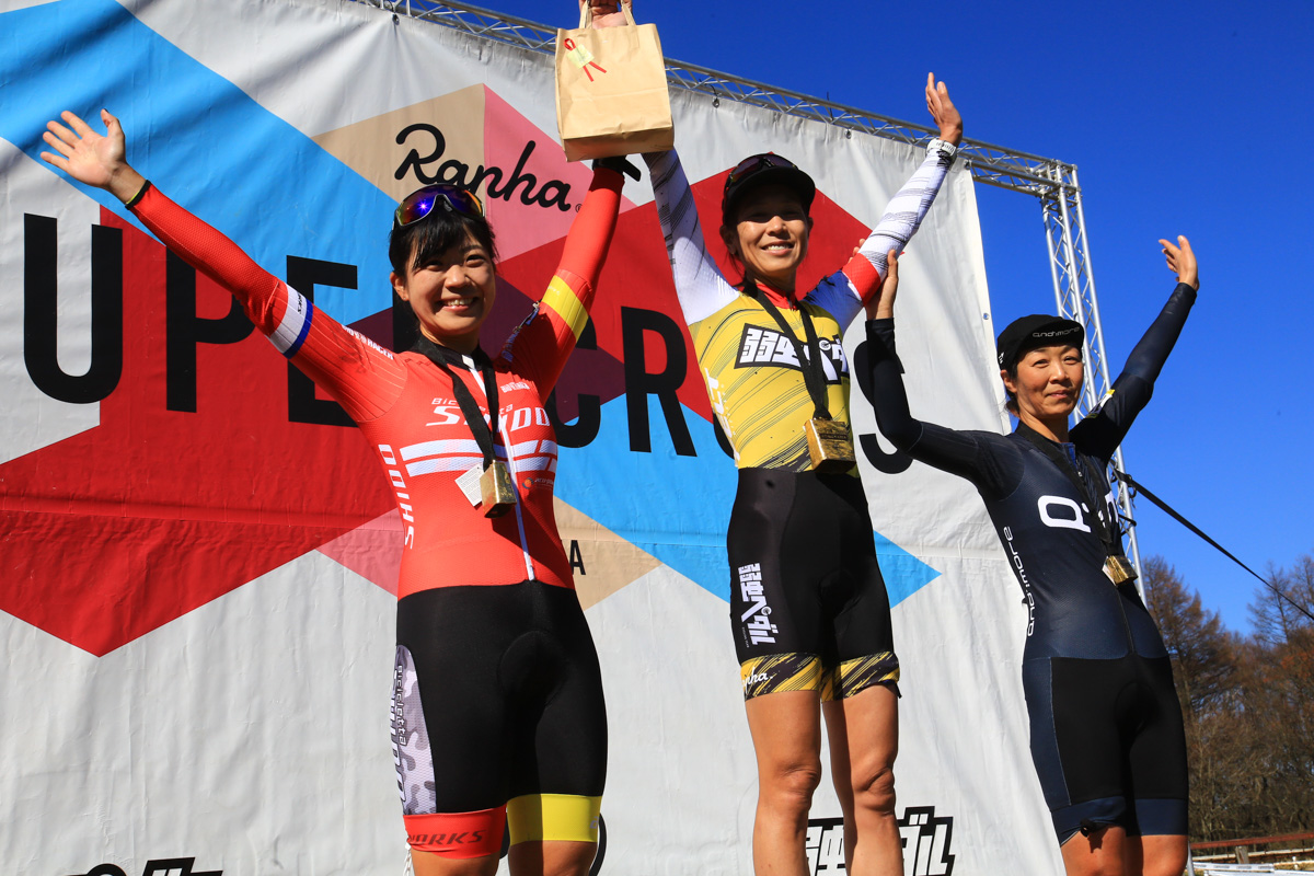 CLM表彰式 マスターズに転向した唐見実世子(弱虫ペダルサイクリングチーム)が優勝
