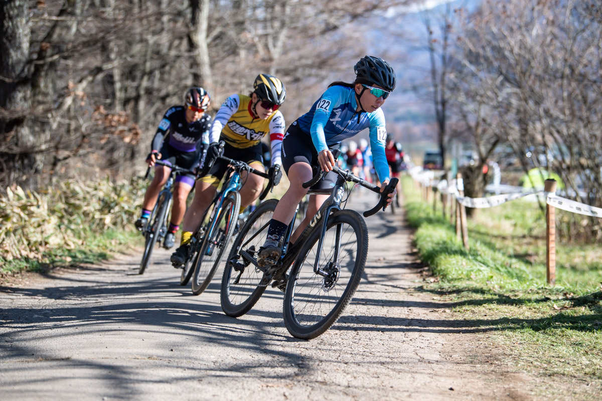 ホールショットを決め、先頭で牧草地帯に入る福田咲絵(AX cyclocross team)